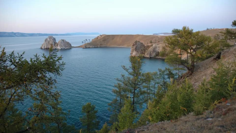 Le rivage de l'île d'Olkhon sur le lac Baïkal