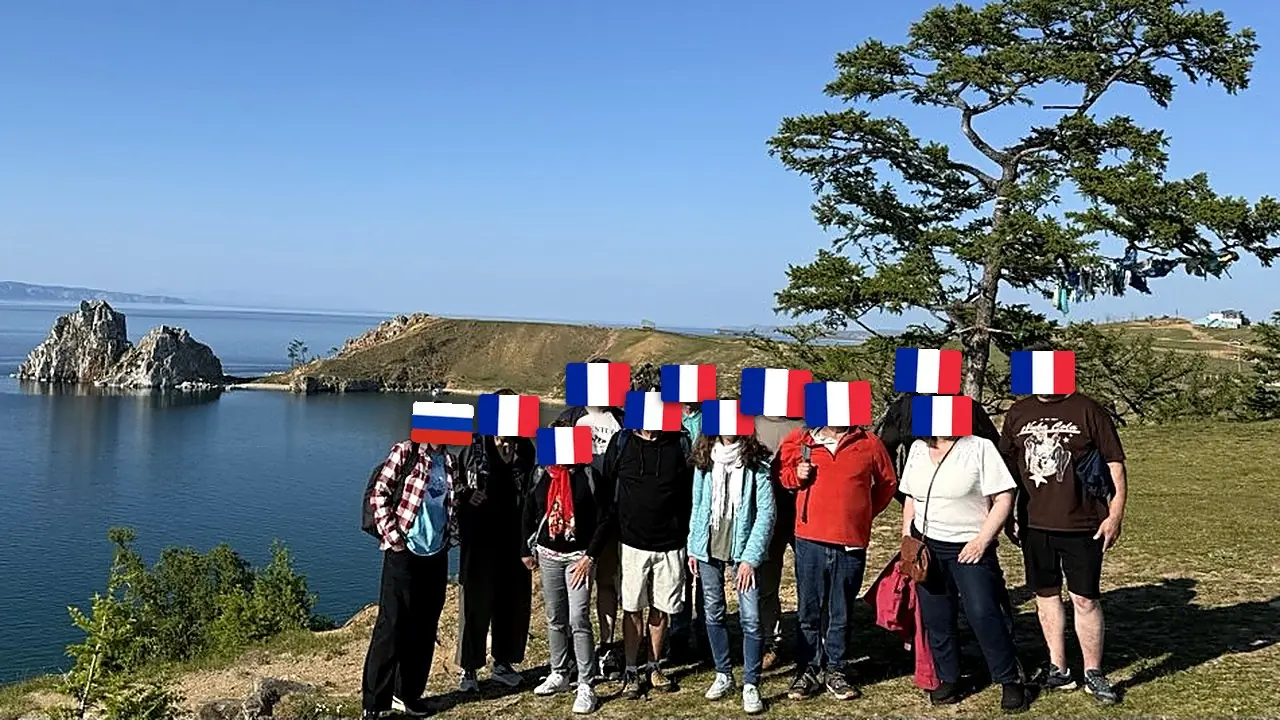 Un groupe Aventurusse au bord du lac Baïkal, devant le rocher du Chaman, sur l'île d'Olkhon