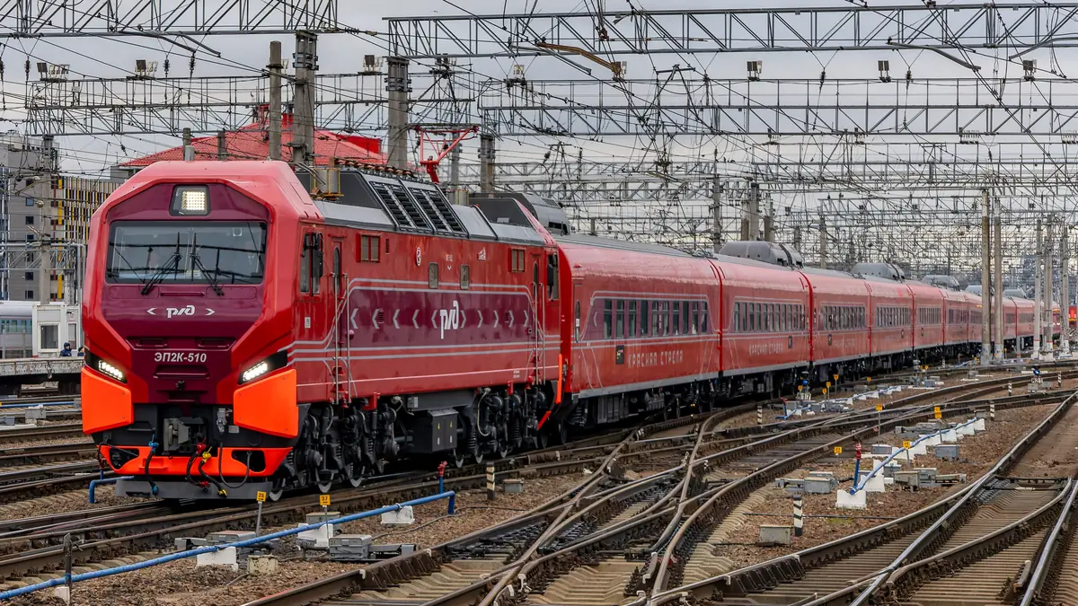Un train de voyageurs des chemins de fer russes en gare