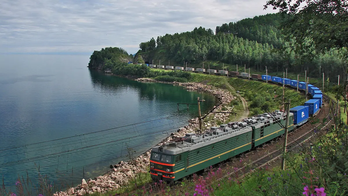 Un train du Transsibérien longeant la rive du lac Baïkal
