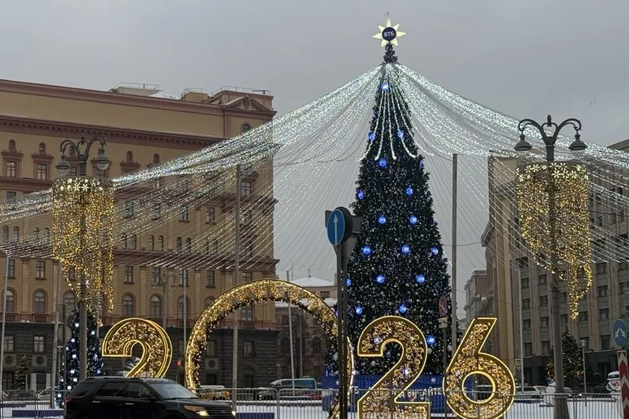 Un sapin de Nouvel An et les chiffres 2026 illuminés au bord d'une avenue de Moscou enneigée