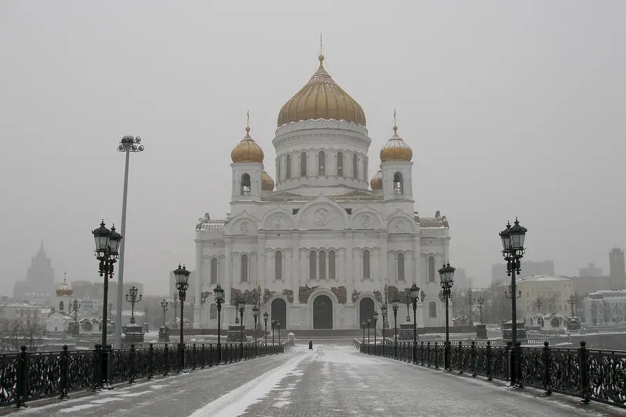 La cathédrale du Christ-Sauveur de Moscou en hiver, les quais gelés