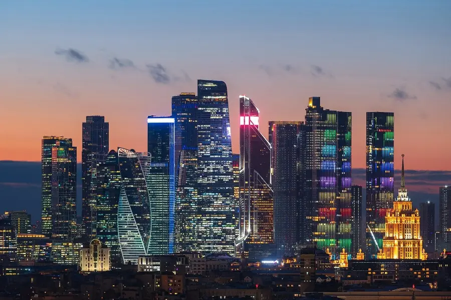 Le quartier d'affaires de Moscou au crépuscule, au bord de la Moskova
