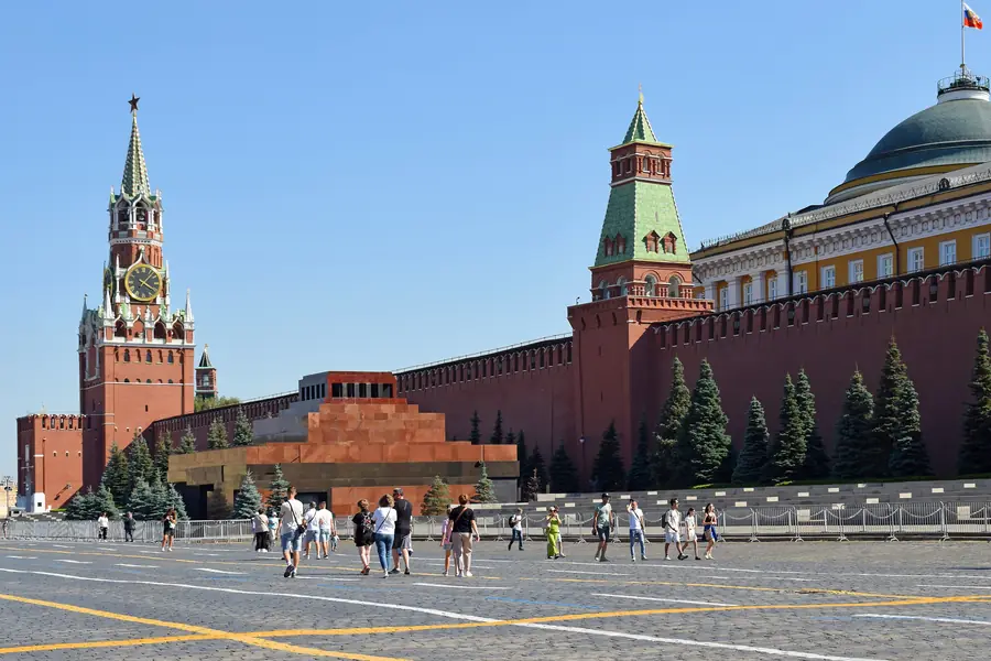 La tour Spasskaïa et le mur du Kremlin, vus de la place Rouge
