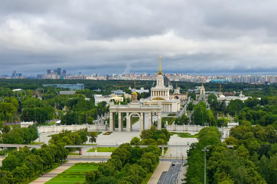 Les pavillons et les jardins du parc VDNKh à Moscou