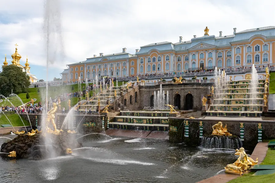 Les jardins d'eau de Peterhof en fin d'été