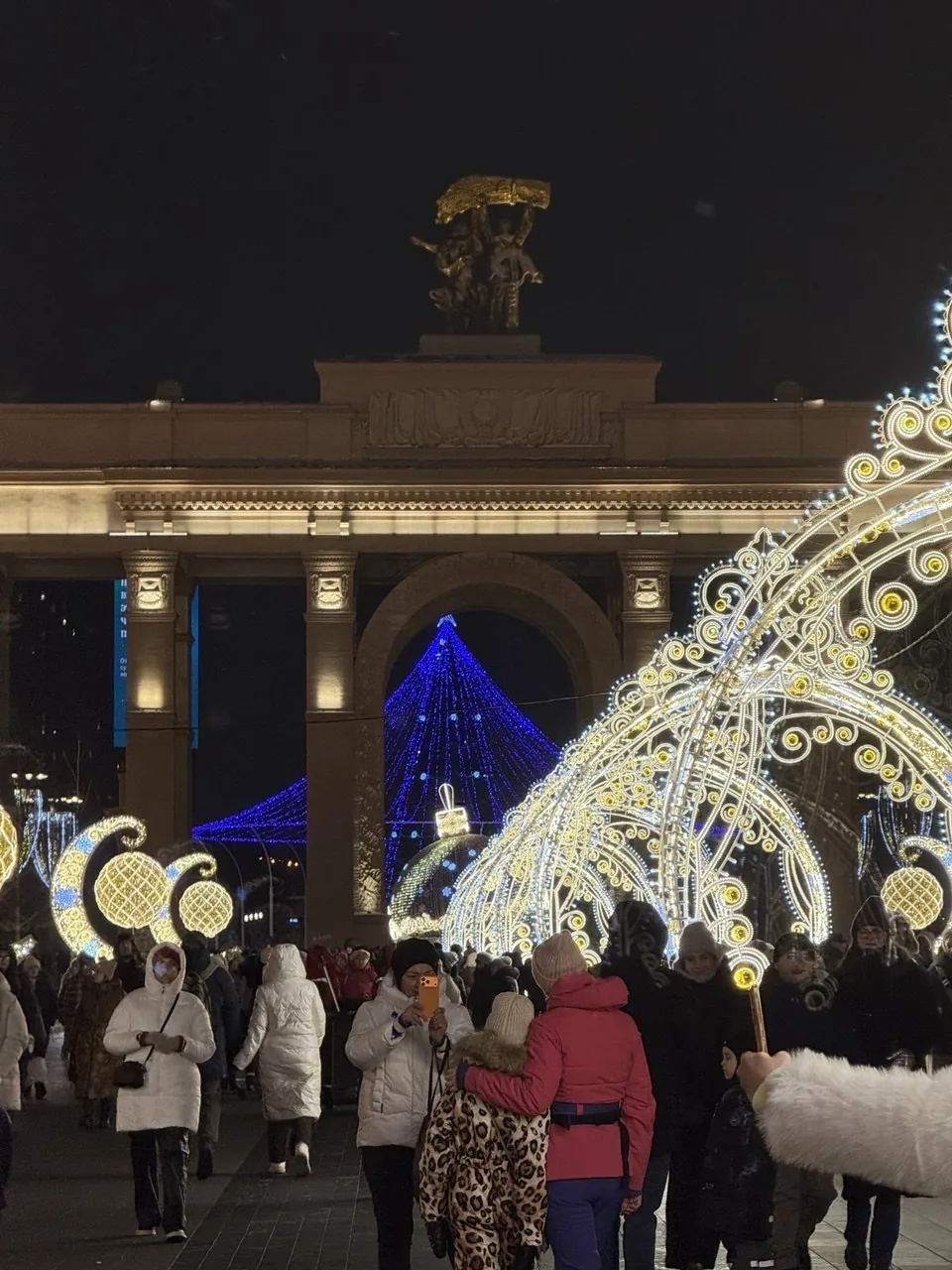 L'arche d'entrée du parc VDNKh illuminée le soir, et les décorations de Nouvel An