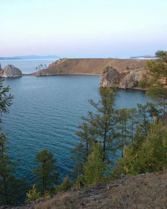 Le rivage de l'île d'Olkhon sur le lac Baïkal
