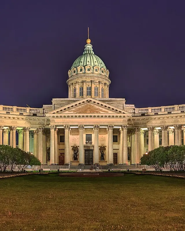 La colonnade de la cathédrale Notre-Dame-de-Kazan à Saint-Pétersbourg, éclairée le soir