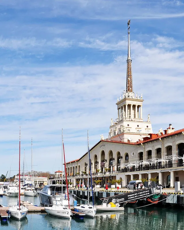 La gare maritime de Sotchi et son port de plaisance