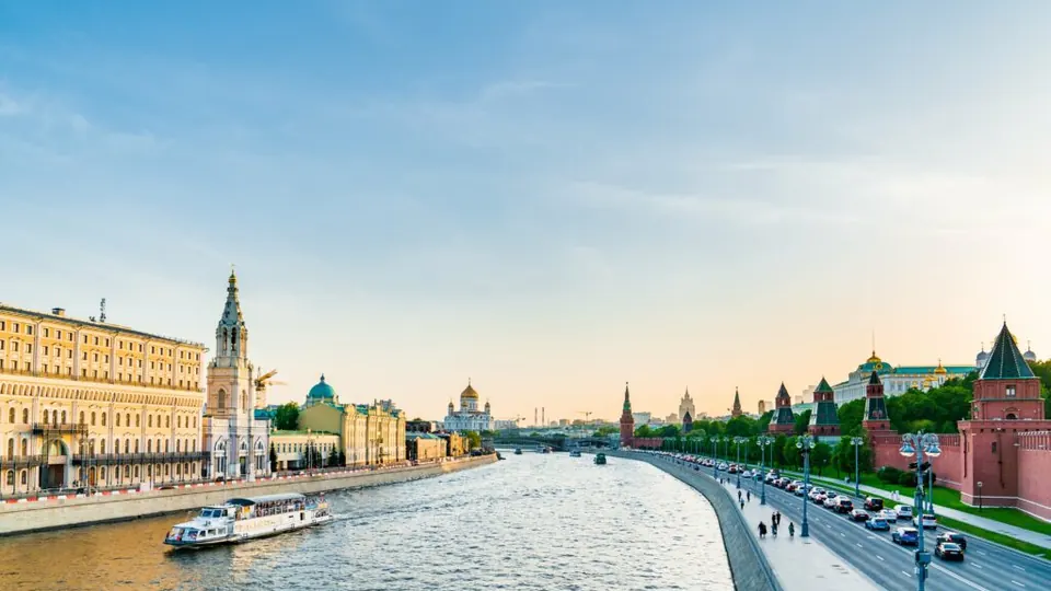 L'or des coupoles moscovites sous le soleil